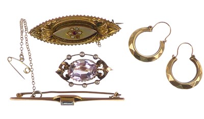 Lot 1141 - A 9ct gold lozenge-shaped mourning brooch with...