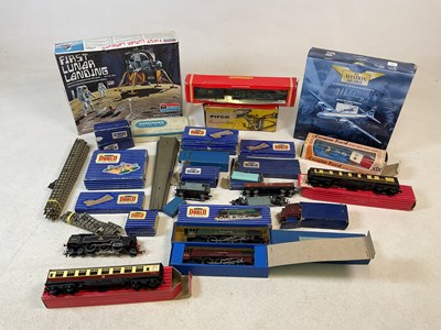 Lot 2003 - HORNBY; a Dublo train set, including Duchess...