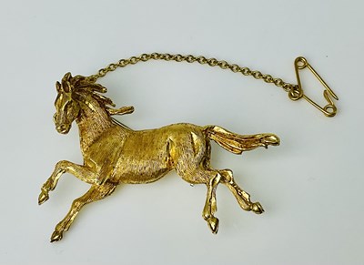 Lot 597 - An 18ct yellow gold brooch in the form of a...