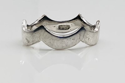 Lot 634 - A 9ct white gold shaped wedding band, size m...