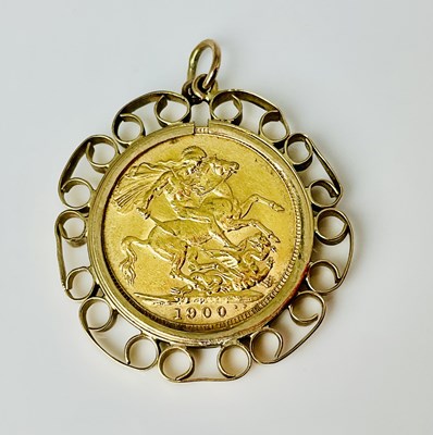 Lot 686 - A Victorian full sovereign, 1900, old head,...