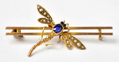 Lot 879 - A 9ct yellow gold bar brooch in the form a...