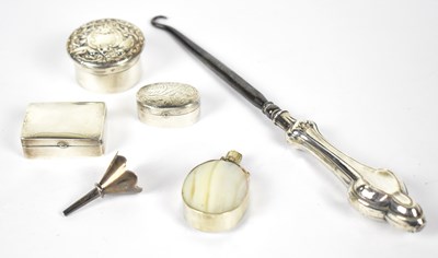 Lot 1171 - WILLIAM COMYNS; an Edward VII hallmarked silver pill box and cover