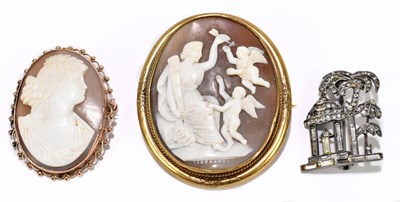Lot 1217 - A Victorian yellow metal mounted cameo brooch