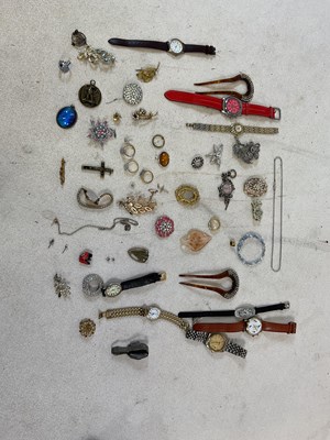 Lot 989 - A group of costume jewellery including fashion...