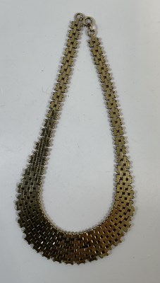 Lot 986 - A gold plated graduated flat link collar,...