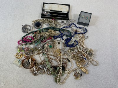 Lot 1006 - A quantity of costume jewellery including...