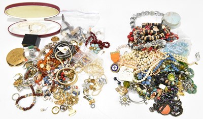 Lot 1266 - A collection of assorted costume jewellery