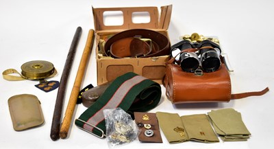 Lot 572 - A mixed lot of mixed military collectibles, to...