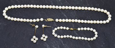Lot 1379 - A string of cultured pearls with 9ct gold...