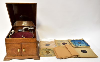 Lot 644 - An Apollo gramophone in an oak case, with a...