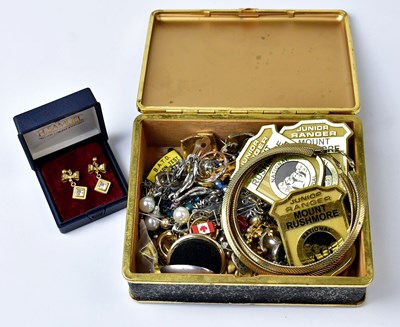 Lot 1168 - A small quantity of vintage costume jewellery,...