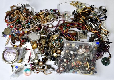 Lot 1167 - A quantity of vintage and modern costume...