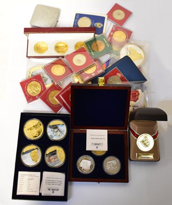 Lot 923 - A collection of UK coinage, to include crowns,...