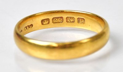 Lot 990 - A 22ct yellow gold wedding band, size T,...