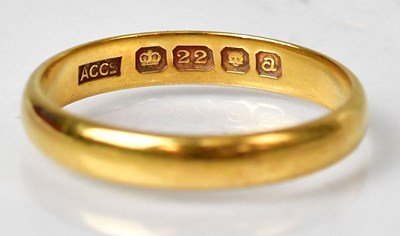 Lot 991 - A 22ct yellow gold wedding band, size S,...