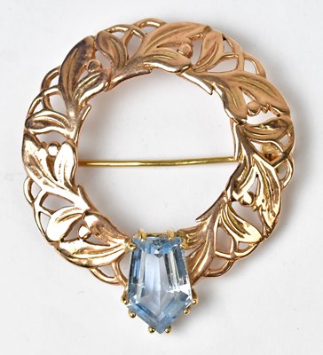 Lot 1073 - A 9ct rose gold brooch in the form of a wreath,...
