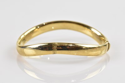 Lot 1185 - A 9ct yellow gold hinged snap bangle, approx...