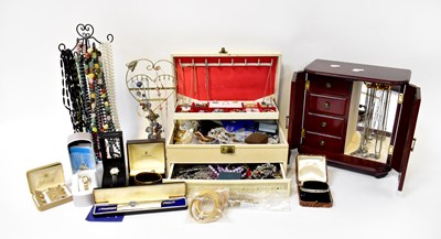 Lot 1249 - A large quantity of costume jewellery to...