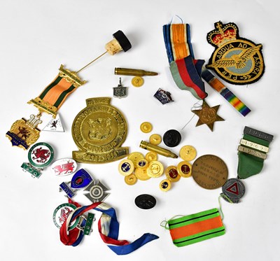 Lot 595 - A quantity of badges and buttons to include a...