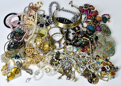 Lot 1165 - A quantity of vintage and modern costume...