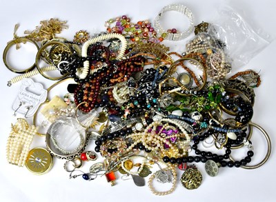 Lot 1166 - A quantity of vintage and modern costume...
