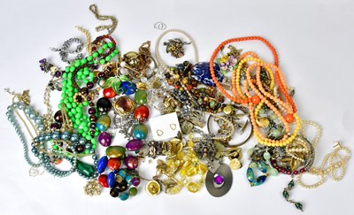 Lot 1161 - A quantity of vintage and modern costume...