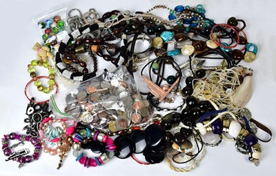Lot 1169 - A quantity of vintage and modern costume...