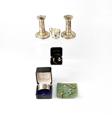Lot 1243 - Mixed costume jewellery to include a gold...