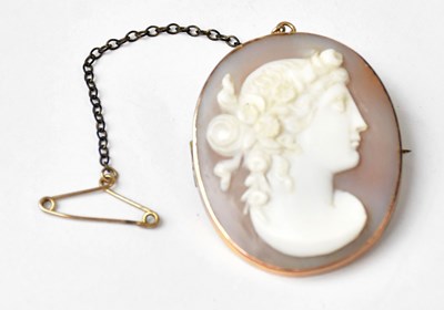 Lot 1078 - A shell cameo brooch depicting a Classical...