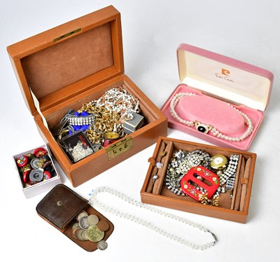 Lot 1157 - A quantity of vintage costume jewellery, to...