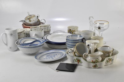 Lot 1817 - A mixed collection of tea and dinnerware...