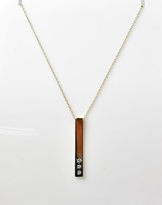 Lot 1092 - A 9ct gold pendant in the form of a bar with...
