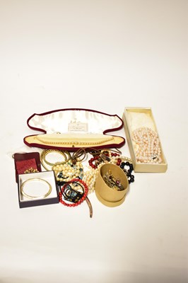 Lot 1005 - A group of vintage costume jewellery, to...