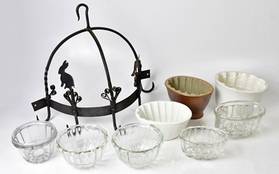 Lot 186 - A small quantity of vintage ceramic and...
