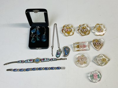 Lot 788 - Six vintage floral decorated lucite brooches,...