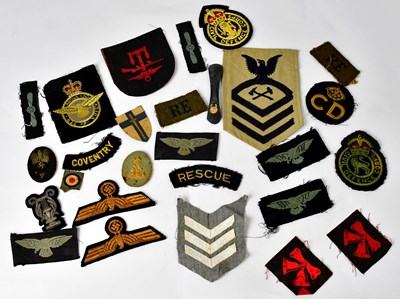 Lot 598 - A quantity of various military cloth badges...