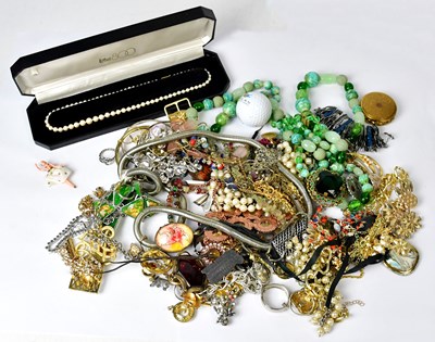 Lot 1153 - A quantity of vintage and modern costume...