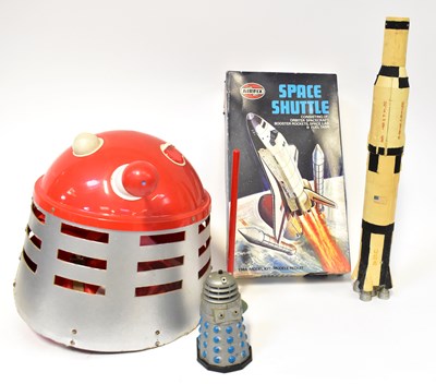 Lot 364 - Vintage space related toys including a Doctor...