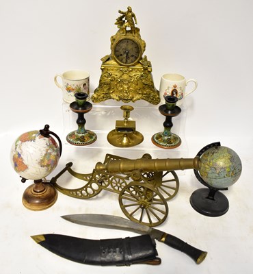 Lot 399 - A collection of vintage collectibles including...