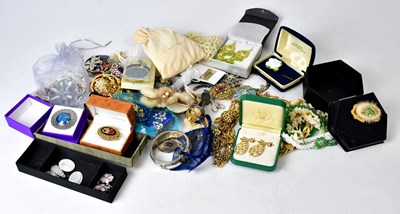 Lot 1149 - A quantity of vintage costume jewellery, to...