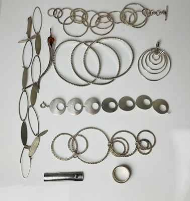 Lot 645 - A group of 925 contemporary silver jewellery...
