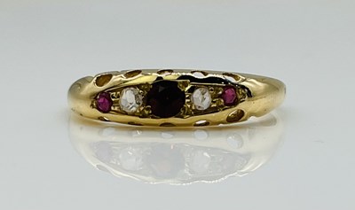 Lot 633 - An 18ct yellow gold five stone garnet, diamond...