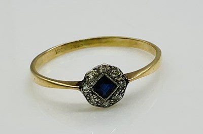 Lot 627 - An 18ct yellow gold platinum tipped sapphire...