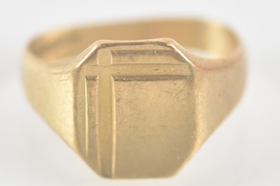 Lot 1322 - A 9ct yellow gold signet ring (af), approx 4.3g.
