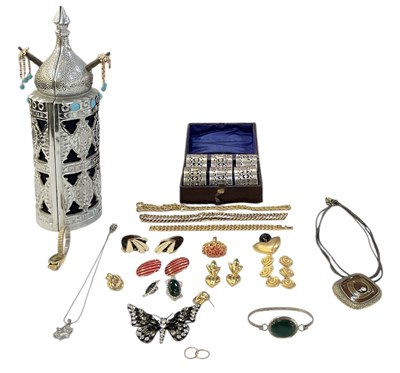 Lot 1494 - A quantity of assorted costume jewellery,...