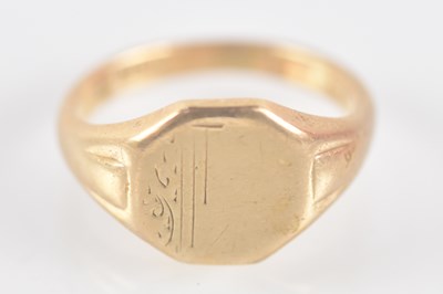 Lot 1345 - A 9ct yellow gold signet ring, size M/N,...