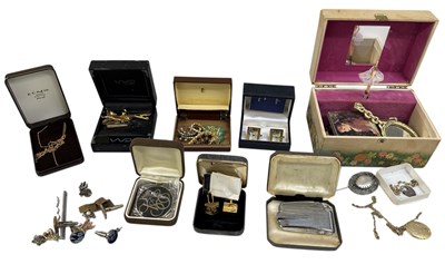Lot 1493 - A large quantity of assorted costume jewellery...