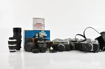 Lot 1280 - A collection of vintage cameras and...