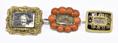 Lot 1463 - A William IV yellow metal and enamel morning...